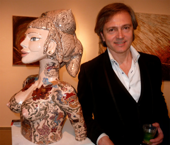 Nella foto l’artista  Idilio Galeotti con l’opera “Woman tattoed on her Body”